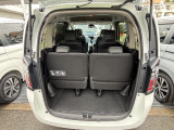 フル乗車時でも十分な荷室を確保。お買い物や旅行の荷物もしっかり積めるため、日常からレジャーまで幅広く活躍します。