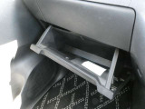 助手席前には車検証の収納に便利なグローブBOXが備わっています。