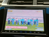 テレビ番組を画面で楽しめる装備を備えています。停車中の休憩時間などに映像を視聴でき、待ち時間を過ごす際にも便利です。視聴時は必ず停車してご利用ください。
