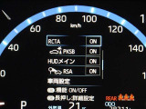 後方から接近する車両を検知して、衝突被害の軽減に寄与する安全機能リヤクロストラフィックオートブレーキ[パーキングサポートブレーキ(後方接近車両)]が装着されています。