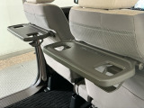 運転席と助手席のシートの裏に収納式のテーブルが装備されています。休憩時のちょっとした小物置きに使えてとっても便利ですね♪