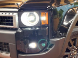 【LEDヘッドライト】悪天候や夜間走行時も良好な視界を確保し安心して運転できる高輝度LEDヘッドライトを装備!点灯速度が早く、消費電力も抑えられています。