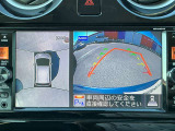 上空から見下ろしているかのような映像をディスプレイに映し出し、スムースな駐車をサポートします。画面は「トップビュー」のほか「サイドブラインドビュー」への切り換えが可能。ますます安心です