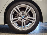 【BMWアロイホイル】軽量かつ強度に拘ったアロイホイル。走行性能ポテンシャルを引き出す設計。車の足元を引き締めてくれる大きなポイントはアロイホイルです。
