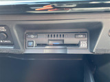【ETC】有料道路を利用する際に料金所で停止することなく通過できる、ETC車載器(ノンストップ自動料金収受システム機器)が装備されています。セットアップを行うことで利用可能になります。