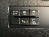 運転席脇のクラスタースイッチ部分にはカメラ切り替えスイッチ、パーキングセンサー、その他走行系スイッチを集中配置しております。