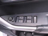 パワーウィンドウのスイッチです。 運転席に居ながら助手席の窓を開け閉めできるので便利ですよ。 ロック機能も付いてるので子供がイタズラして窓を開けるという事もできなくできますよ。