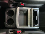 運転席と助手席の間のドリンクホルダー。100V電源もございます(^^)/