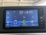 画面には音楽やラジオなどの選択肢が並び、使いたい項目を見つけやすい表示です。時刻も一緒に確認でき、日々の移動中に音楽を楽しみたい方にも便利。画面まわりのボタンも見やすく配置されています。