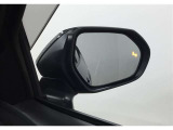 隣車線を走る車両をレーダーで検知し、ドアミラーでは確認しにくい後側方エリアに存在する車両に加え、急接近してくる車両も検知します。車両を検知するとドアミラーに搭載されたLEDインジケーターが点灯します。
