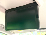 【フリップダウンモニター】大画面モニターで後席でもエンタメをお楽しみいただけます。小さなお子様にも大人気の装備です♪