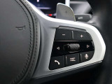 ドライバーが自然に手を伸ばせる位置に配置された各種操作スイッチ。質感の高い素材と精緻なデザインが調和し操作するたびにBMWならではの拘りを感じさせます。走りに集中出来る機能性と上質さをお感じ頂けます。