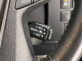 前方の車との車間を設定し、スピードを上げたり緩めたりを自動で行ってくれる追尾式の「レーダークルーズ」。上級装備の一つです!高級車にしかつかない嬉しい機能です。