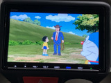 停車中には、お気に入りの番組や映画を楽しめます。長距離移動の休憩時間に、リラックスできる空間を提供します。