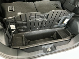 【ラゲージアンダーボックス】転がりやすい小さなお荷物などはこちらのボックスがお役立ち。スペースを有効活用しスッキリした車内空間に!