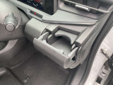 運転席の手の届きやすい位置にドリンクホルダーがある為、とても便利です!