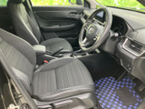 前席はシートに柄の入った落ち着いた室内で、運転席まわりまで見渡しやすい配置です。座面や背もたれにゆとりがあり、乗り降りの際にも車内の様子を確認しやすい空間です。