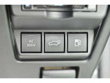 スマートキーや運転席のボタンを押すだけでリアゲートが自動で開閉します!荷物を持っている時や、高い位置にあるバックドアを閉める際に便利な機能です