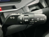 【オートライト】車のセンサーが周囲の明るさを感知し、自動でヘッドライトを点灯・消灯する機能です。この機能は夕暮れ時の交通事故が多い時間帯の安全性を高めてくれます。