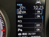 レーンディパーチャーアラートとは車線または走路からの逸脱の可能性を警告すると共に、車線または走路からの逸脱を避けるためのハンドル操作の一部を支援する機能です。詳細は販売店スタッフまでおたずねください。