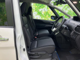 運転席と助手席にゆとりを感じさせる配置で、前方や左右の視界も広く取られています。落ち着いた色合いのシートとすっきりした足元で、毎日の移動から長距離の移動まで過ごしやすそうな空間です。