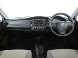 運転席・助手席を入れたインストルメントパネル全体画像です。