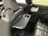 【格納式シートバックテーブル】車内でのお食事などで活躍♪カップホルダーも備えています。
