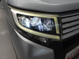 【フルLEDヘッドランプ】 白く明るい光で夜間走行の安心感を高めます。乗車人数や荷物の量に応じて、照射軸の上下方向を自動調節するオートレベリング機能付です。