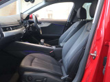 ●使用感の少ない助手席。一緒にドライブを楽しむ方も満足いただけるAudiらしいクオリティの高いシートです。