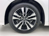 アルミホイールが車の雰囲気を引き立てますね!
