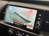 リバース連動のリアカメラを標準装備、ステアリング感応型ガイドラインが車庫入れを支援してくれます