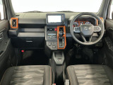 【インパネ】運転のしやすさを最優先に設計された見晴らしの良いフロントビュー。車両間隔が掴みやすく狭い道でも安心♪「安全」と「品質」を最優先に、安心してお乗りいただけるクルマを提供いたします。