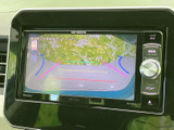 画面には車両後方の映像と目安線が表示され、駐車時の周囲確認をサポート。距離感をつかみやすく、狭い場所での車庫入れや切り返しにも役立つ装備です。