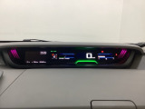 中央にデジタル表示のスピードメーターを配したハイブリット専用メーターになっています。左側のインフォメーション画面で燃費などの情報を確認できます。