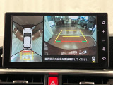 【パノラマモニター】 上から見下ろしたような映像が、運転の不安を軽くします。
