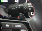 ◆減速セレクター装備◆ステアリングホイールの左右に取り付けられた2つのパドルスイッチで減速の強さを調整。 左側の「-」を操作すると減速を強く、右側の「+」を操作すると減速を弱くすることができます。