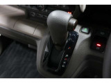 インパネシフトだから視線の移動も少なく足元もスッキリ♪運転席もゆったりしているのでゆとりを持ってドライブできますね!