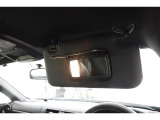 サンバイザー裏にバニティミラー付きです。降車前の身だしなみチェックにご活用ください。