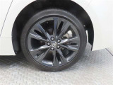 車両のデザインにマッチした純正アルミホイールを装着しています。