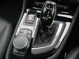 【シフトノブ】BMWの高性能オートマチックは、ATセレクトレバーを左側に倒すことで、通常の「D」から「S」(スポーツ)または「M」(マニュアル)へと切り替えが可能です。