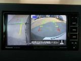 ギアを『R』に入れた後、カメラボタンを押すと、運転席から見えない左側面をナビ画面にうつしてくれるので、幅寄せや縦列駐車がし易くなります。