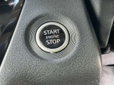 プッシュエンジンスターターです。キーを取り出すことなくブレーキペダルを踏みながらボタンを押すだけでエンジンが始動できます。