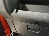 【フック】フックの用途は様々。手荷物のバッグや買い物袋、ビニール袋をぶら下げてゴミ箱にしても良いですね♪