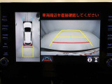 パノラミックビューモニターを装備。駐車場や交差点でクルマを真上から見るように周囲を確認できます。機能の詳細は販売店スタッフまでおたずねください。