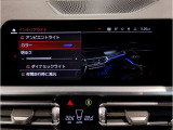 【ⅰドライブナビゲーション】文字情報も鮮明に表示する高解像度カラーディスプレイを採用。視認性に優れた地図デザインと特徴的な建造物を目印にした描写表示で現在位置を把握できます。地図データの更新も可能です