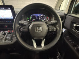 ハンドルにHondaセンシング系のクルーズコントロールやレーンキープアシストなどのスイッチと、オーディオの操作スイッチが装備されています。ハンドルから手を離さず安全に操作できます。