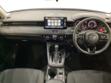 車内は光触媒抗菌消臭施工済です。インパネ周りはスタイリッシュなデザインで機能や装備も充実しています。グローブボックスやカップホルダーのほかにトレーなどたくさんの収納スペースが付いています。