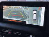 後方映像に加えて車両周辺の表示も確認でき、駐車時の周囲確認をサポートします。画面上のガイドを目安にしながら操作でき、狭い場所での切り返しや駐車にも活用できる装備です。