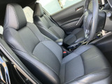 前席は身体を支える形状で、運転席と助手席それぞれにゆったり座れる配置です。黒を基調とした落ち着いた室内で、乗り降りの際にもシートの様子を確かめやすく、日々の移動を快適にお過ごしいただけます。