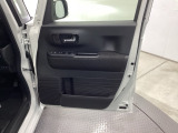 運転席ドアには収納ポケット付き!